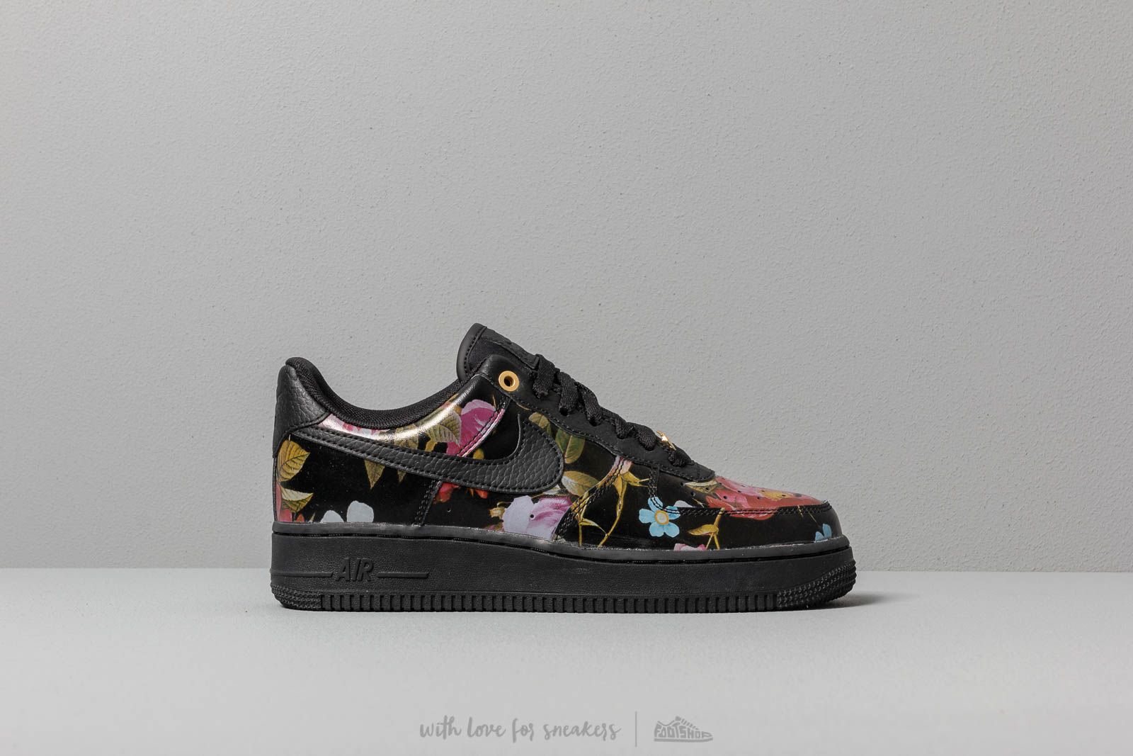 Women s shoes Nike Wmns Air Force 1 07 Lxx Black Black Black Metallic Gold Footshop
