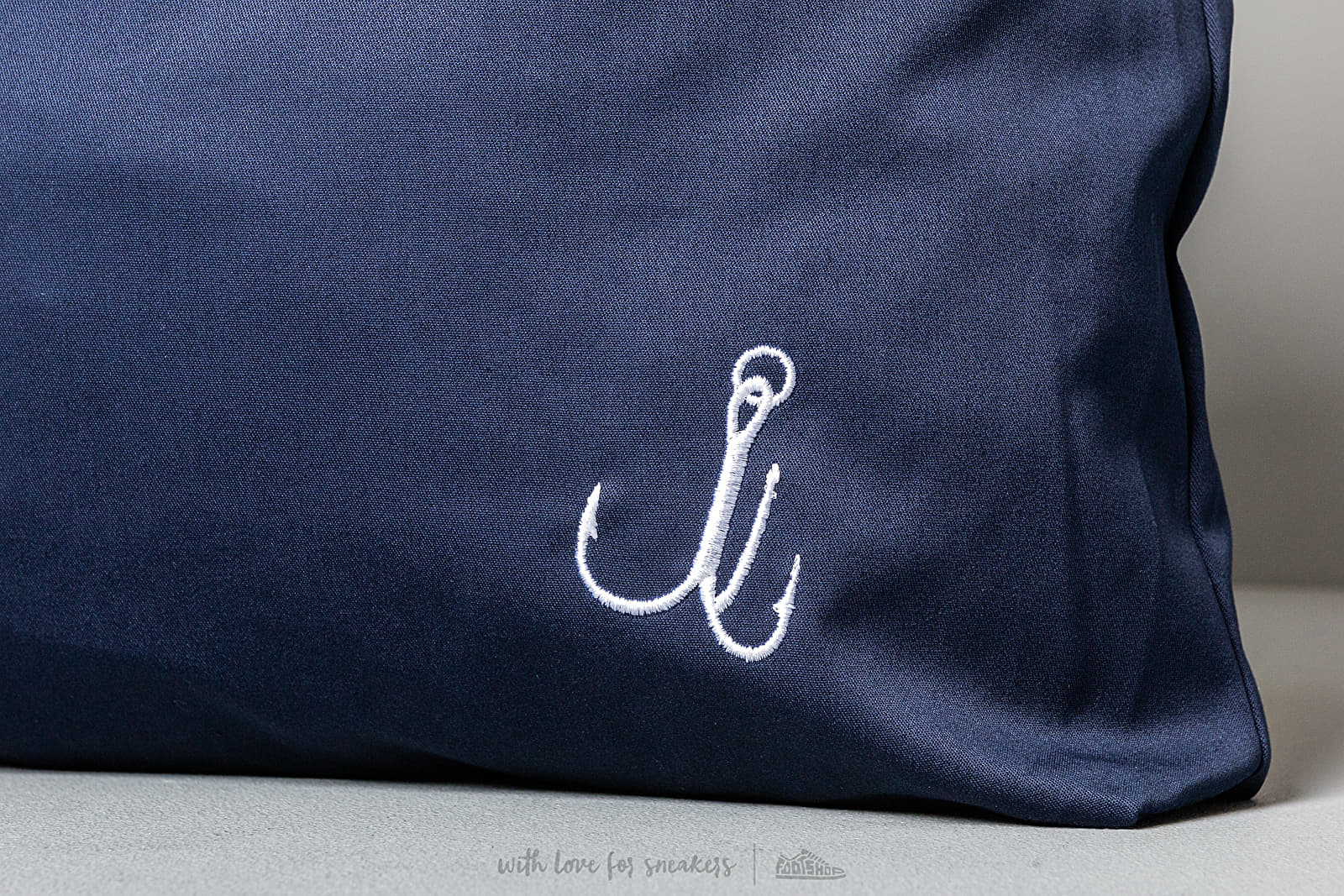 Crossbody-tasker Karhu X R-Collection: “CATCH OF THE DAY” Anorak Bag XL Patriot Blue