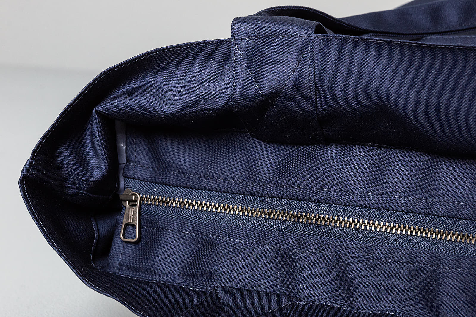 Crossbody-tasker Karhu X R-Collection: “CATCH OF THE DAY” Anorak Bag XL Patriot Blue