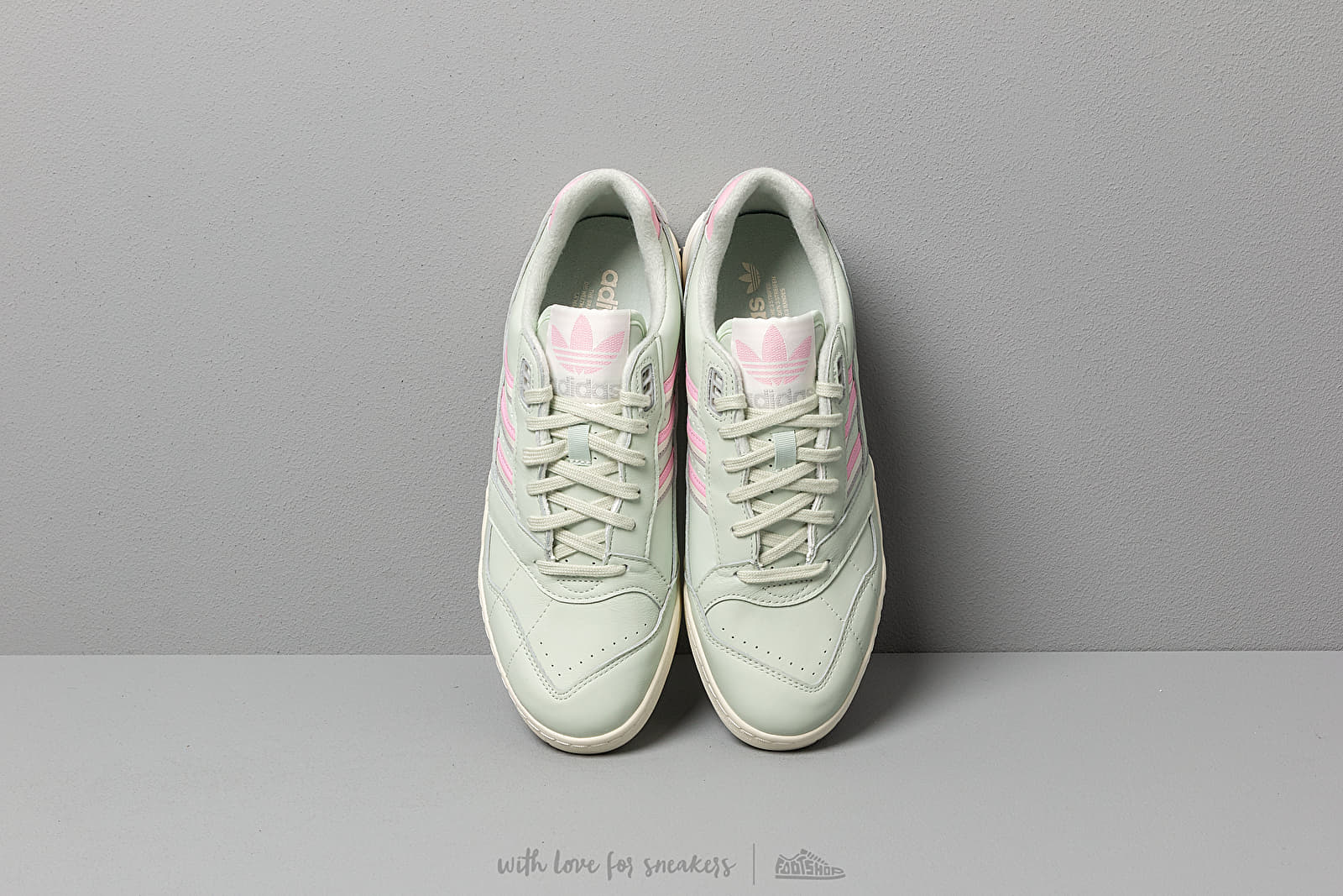 Scarpe uomo adidas A.R. Trainer Linen Green/ True Pink/ Off White