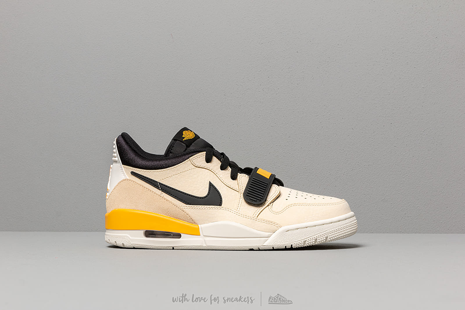 Men s shoes Air Jordan Legacy 312 Low Pale Vanilla University