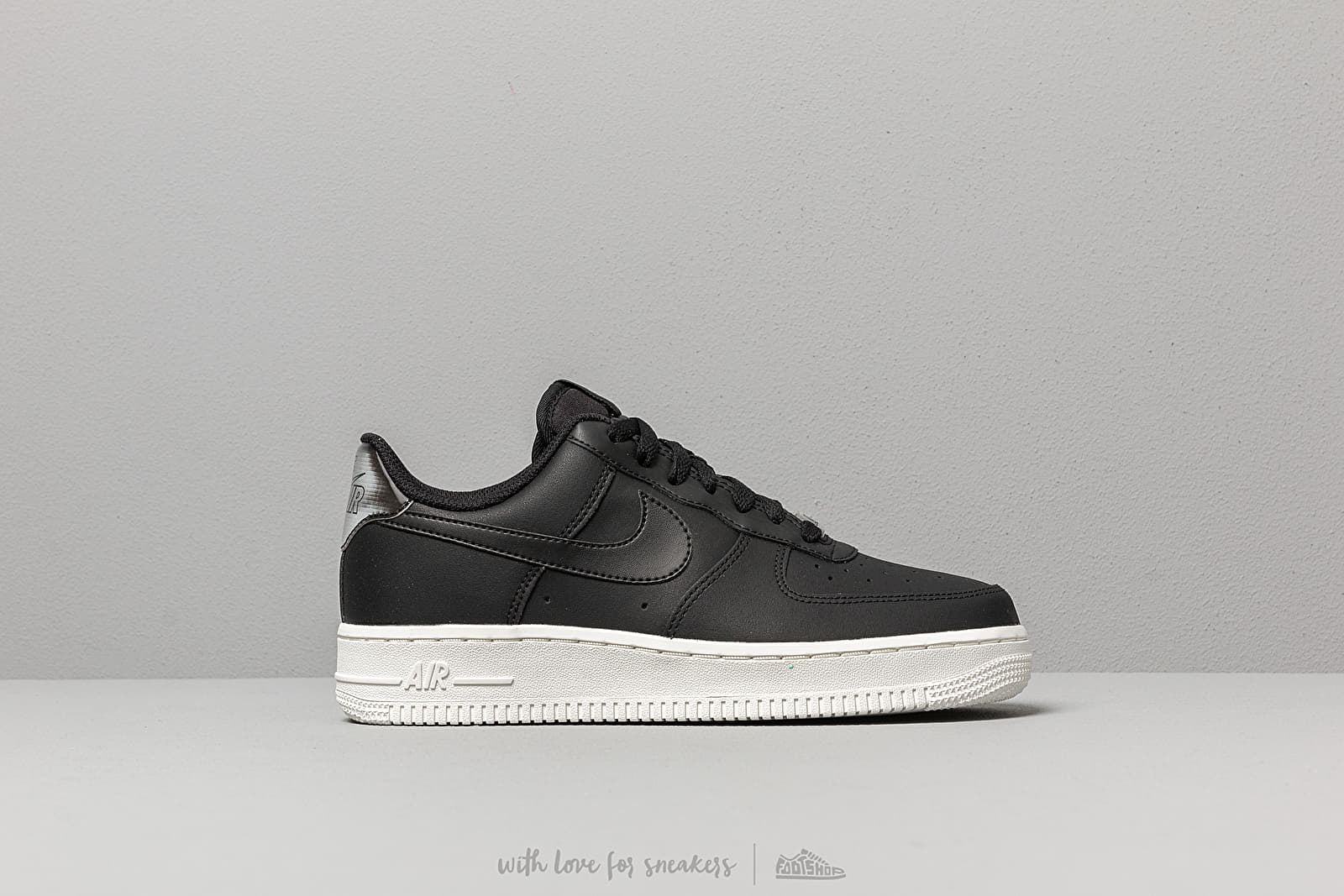 Ženski čevlji Nike Wmns Air Force 1 '07 Essential Black/ Black-Summit White