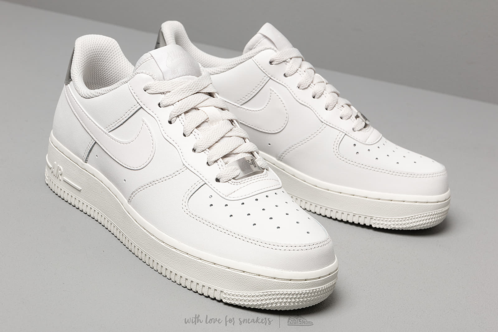 Chaussures et baskets femme Nike Wmns Air Force 1 07 Essential Platinum Tint Platinum Tint Summit White Footshop