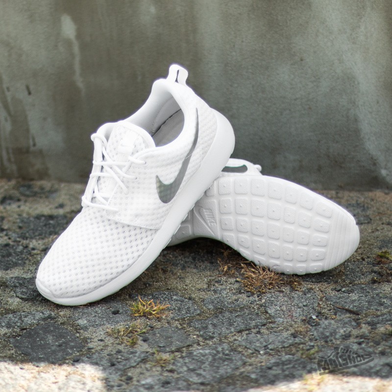 Zapatillas mujer Wmns Nike Roshe One BR White Metallic Platinum Footshop