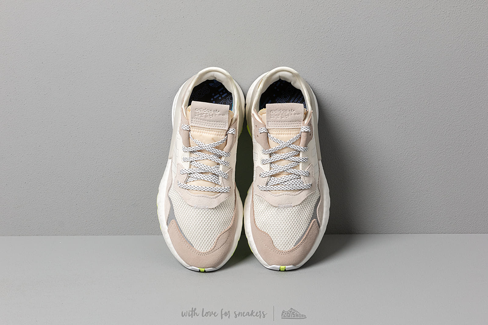 Adidas nite jogger 2025 off white yellow