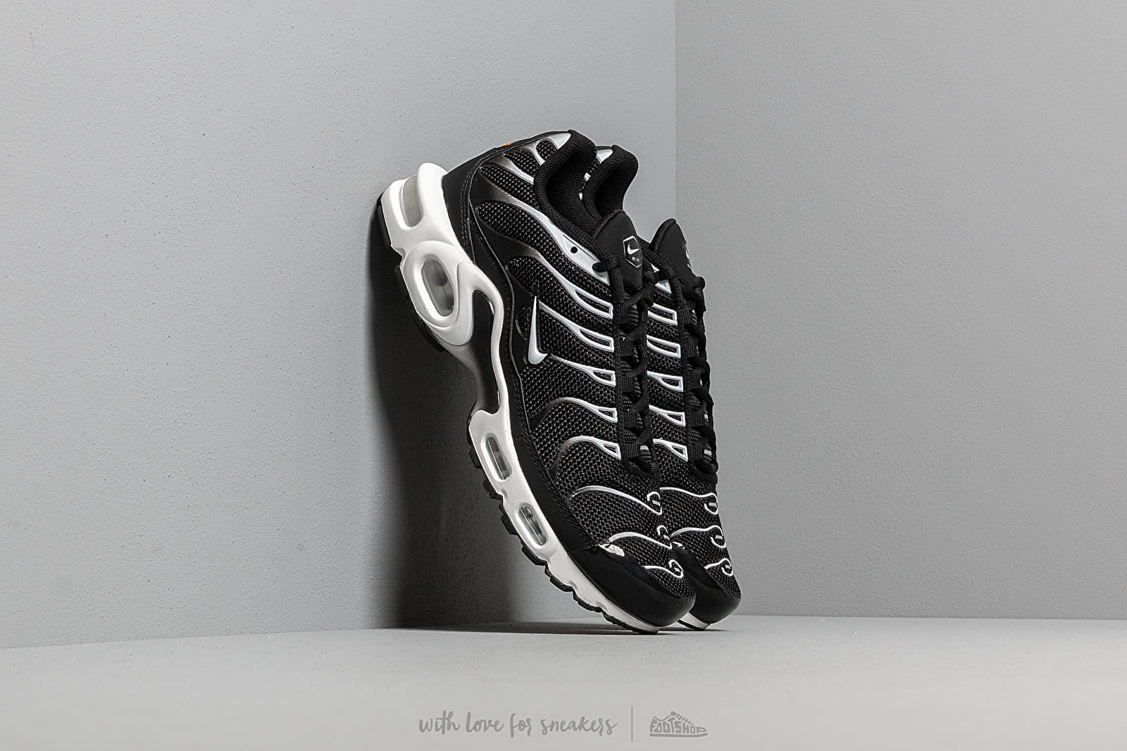 Black and white mens nike air max plus online
