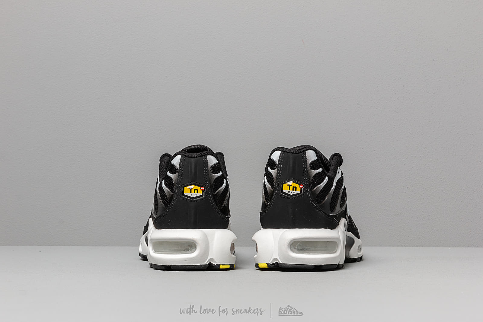 Air max plus men's black and white online