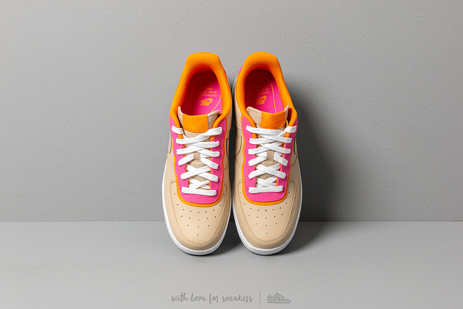 Női cipők Nike Wmns Air Force 1 '07 Se Desert Ore/ Desert Ore-Laser Fuchsia