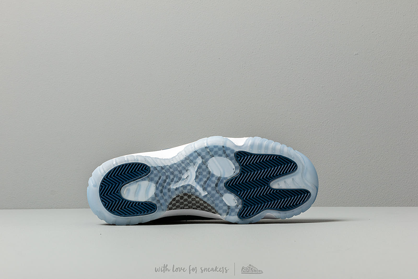 Jordan 11 low le white black navy store