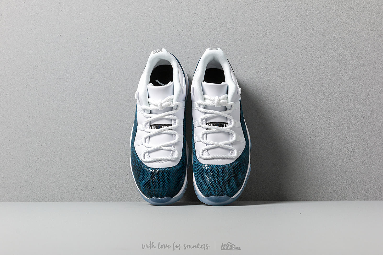 Retro 11 low white black navy top