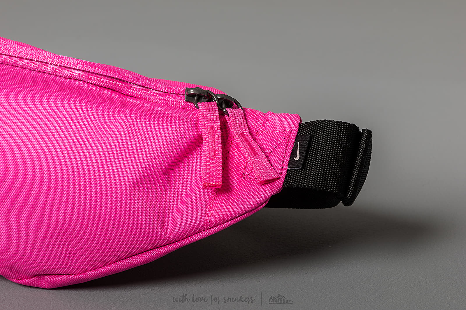 Hot pink nike fanny pack new arrivals