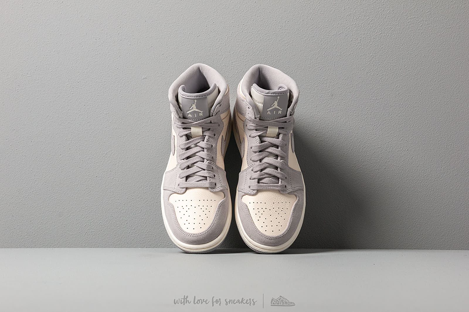 Zapatillas mujer Air Jordan WMNS 1 Retro Hi Premium Pale Ivory/ Pale Ivory-Atmosphere Grey