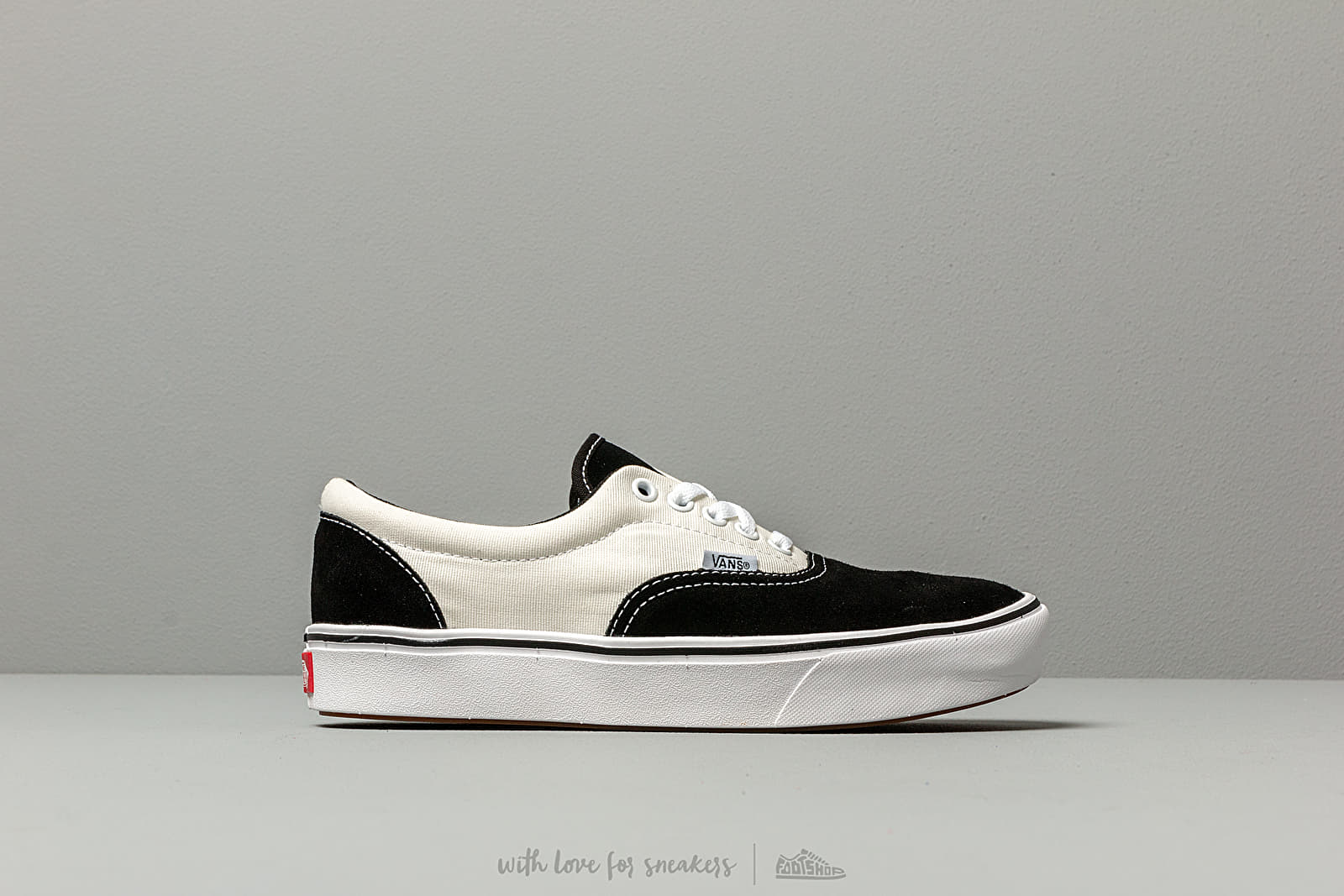 Vans comfycush sales black and white