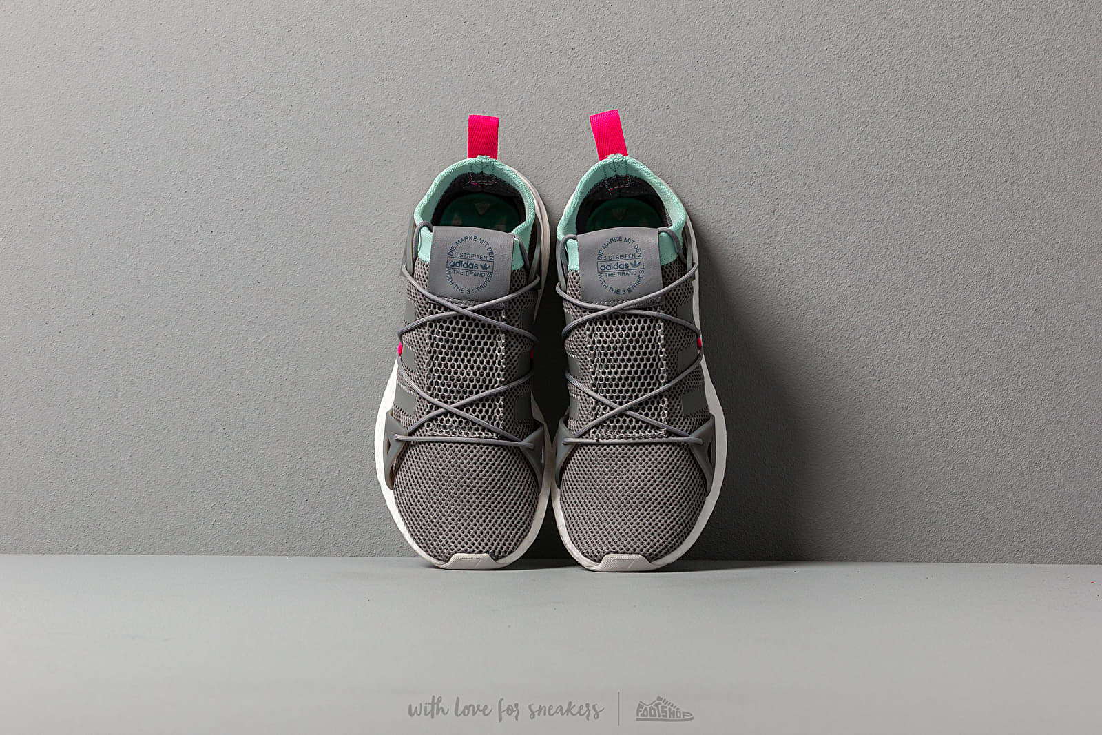 Skor för kvinnor adidas Arkyn W Grey Three/ Clear Mint/ Shock Pink