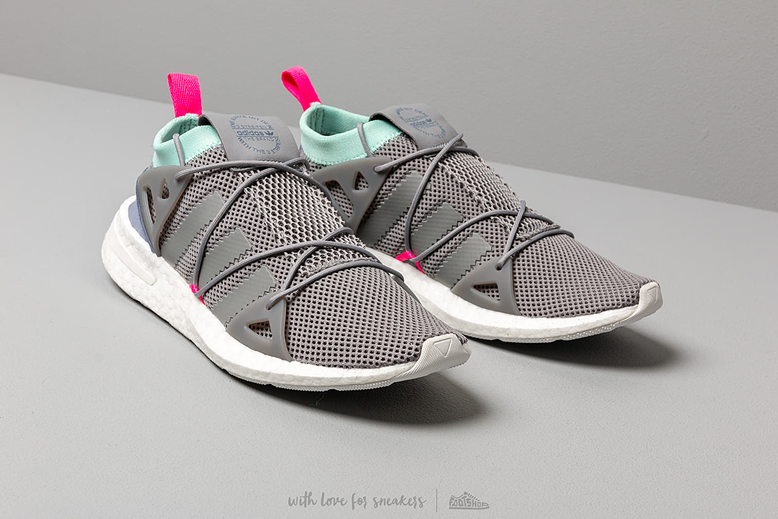 Skor för kvinnor adidas Arkyn W Grey Three/ Clear Mint/ Shock Pink