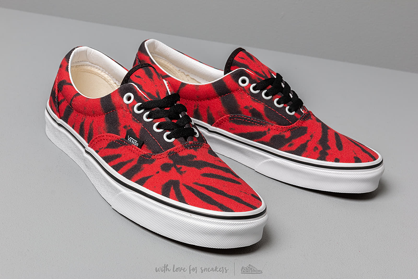 Vans era tie dye tango red hotsell