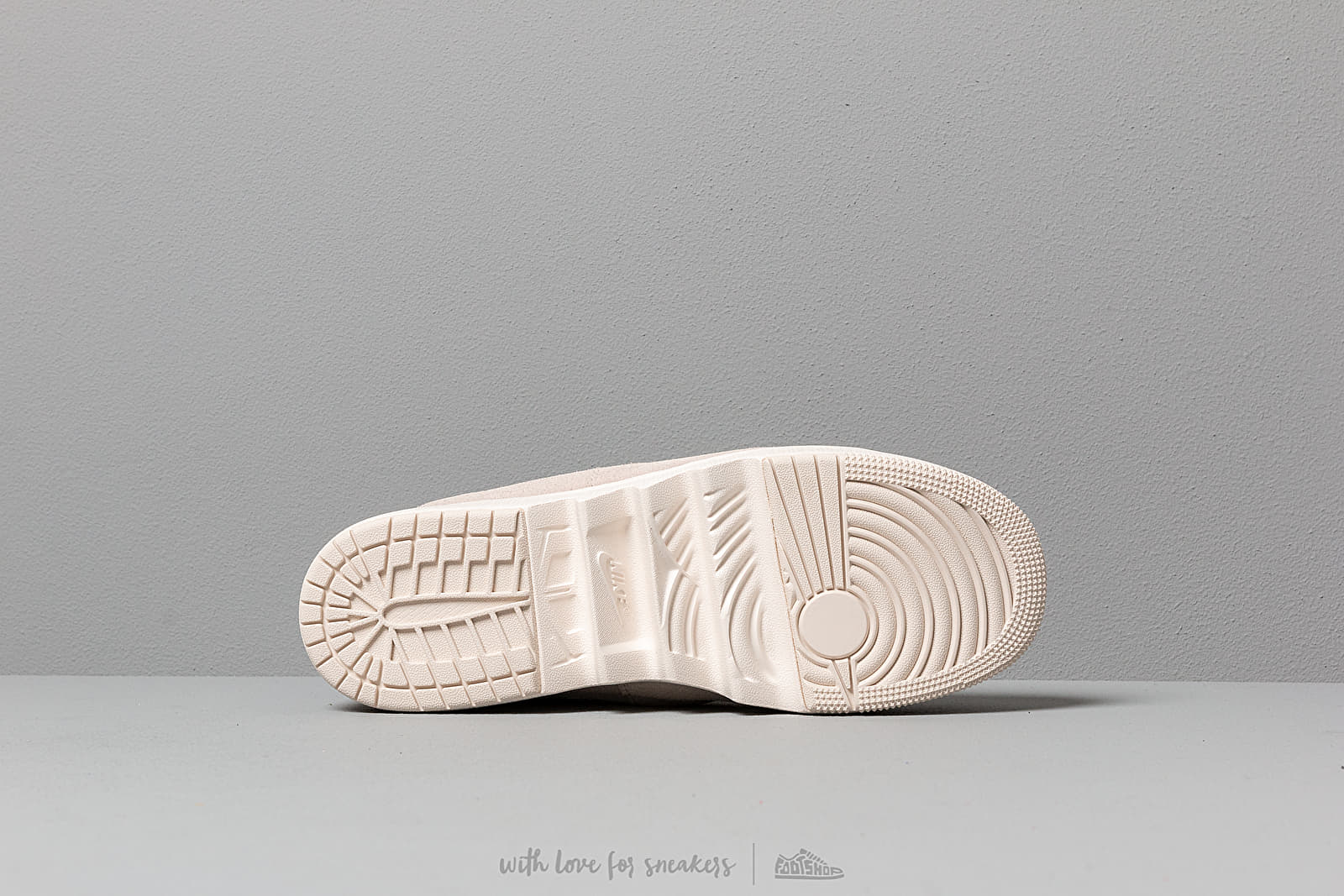Zapatillas mujer Air Jordan 1 W Jester Xx Low Atmosphere Grey/ Desert Sand-Pale Ivory