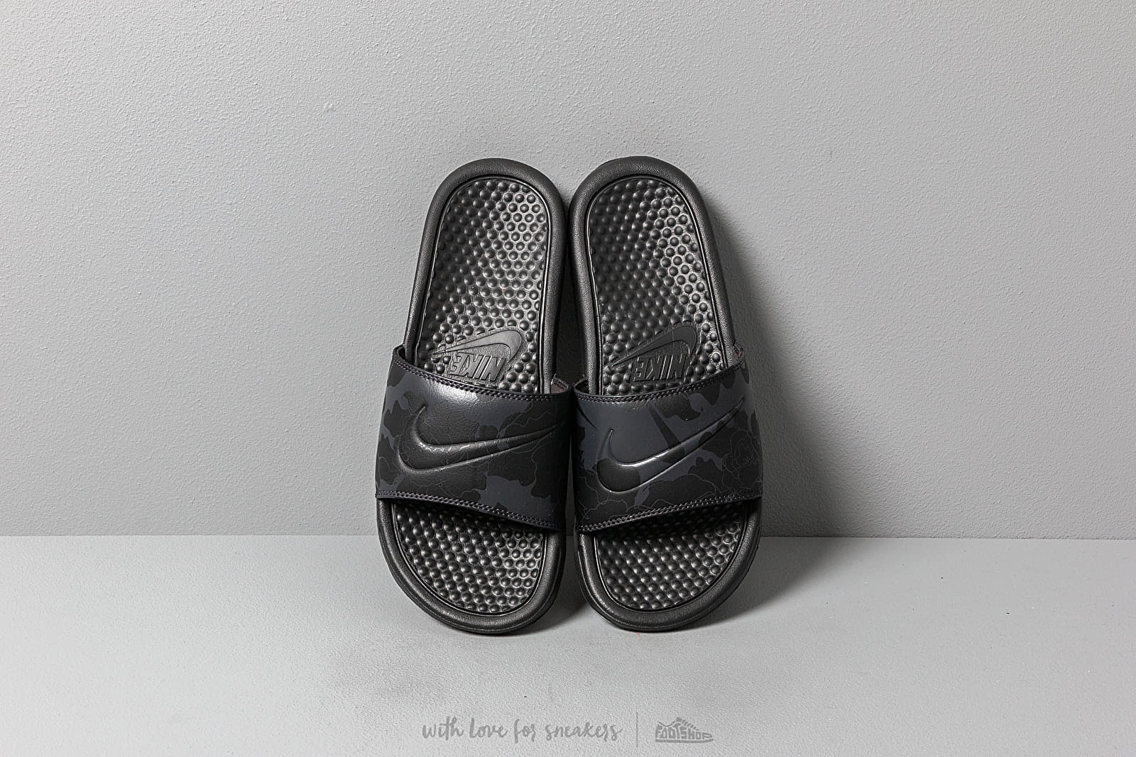 Harga sandal nike benassi store