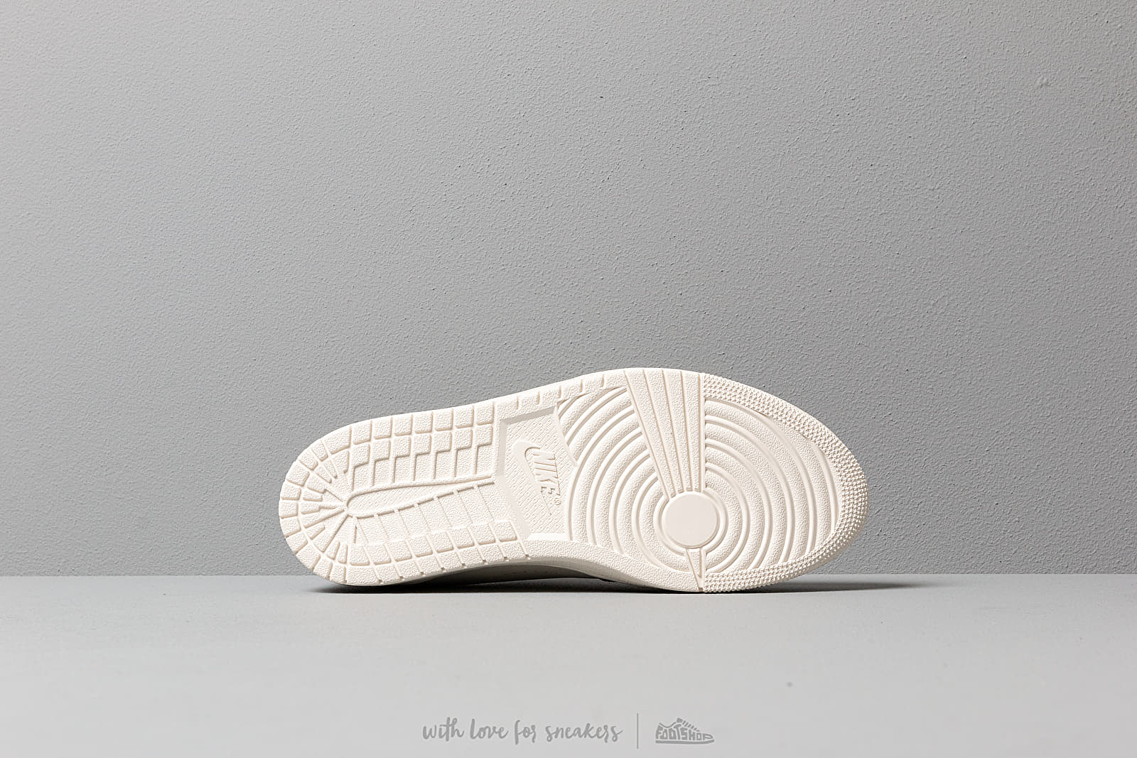 Naisten kengät Air Jordan WMNS 1 Retro Low Slip Atmosphere Grey/ Pale Ivory-Pale Ivory