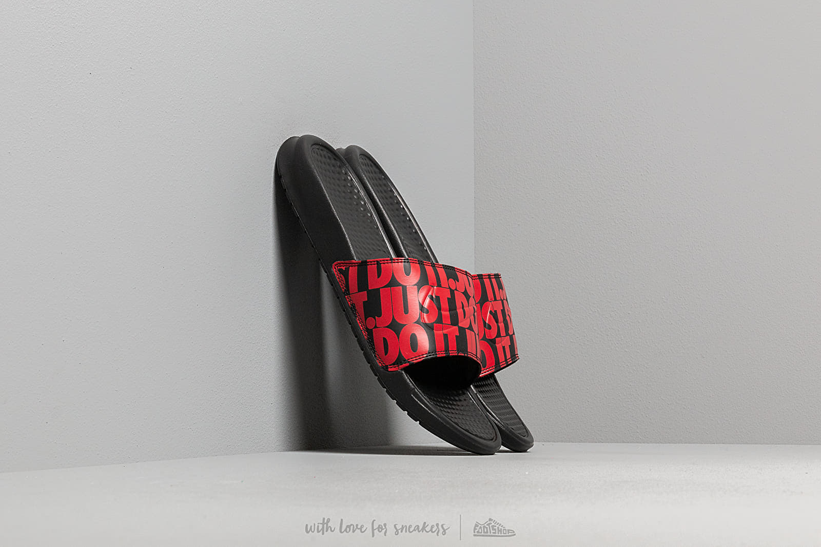 Обувки Nike Benassi Jdi Print Black/ University Red