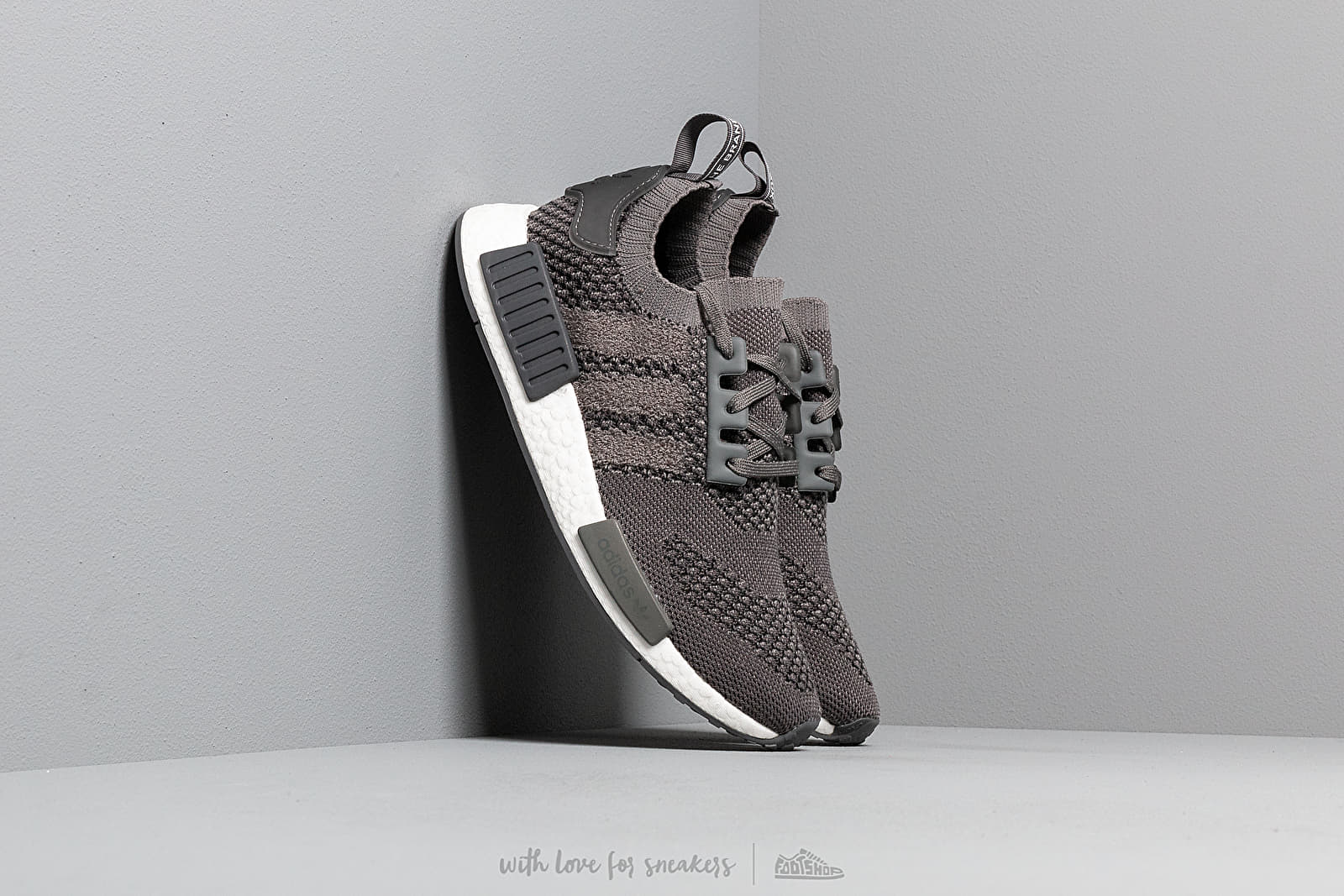 nmd_r1 primeknit shoes grey