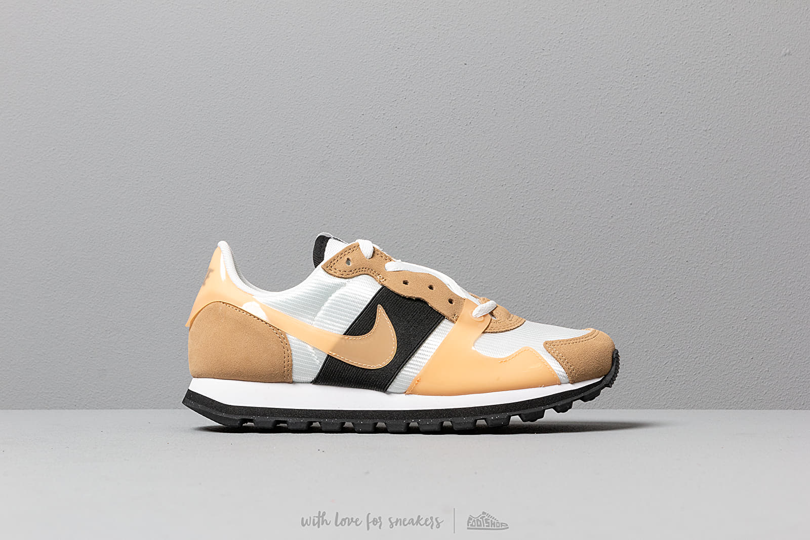 V love ox nike 2025