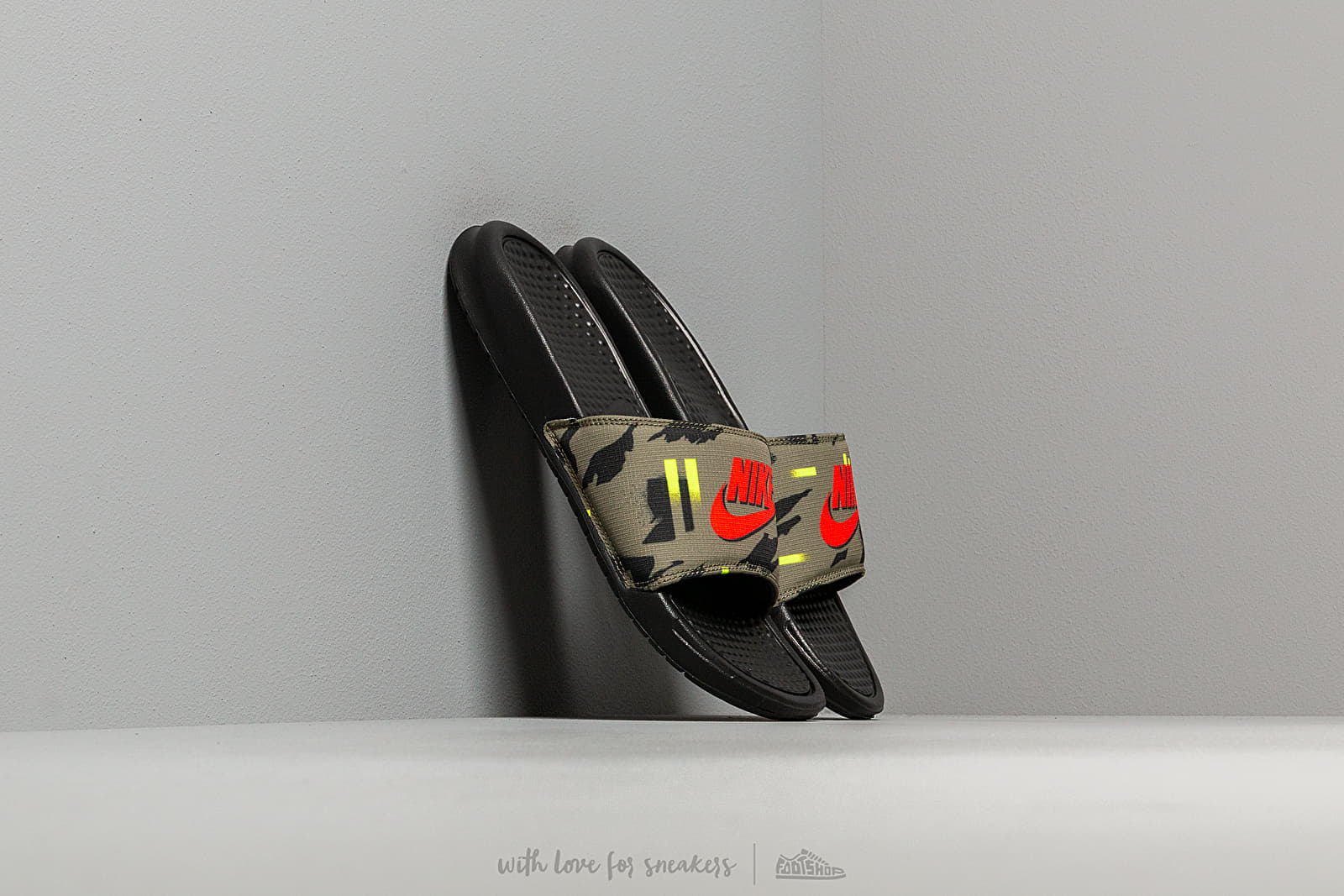 Claquette best sale nike kaki