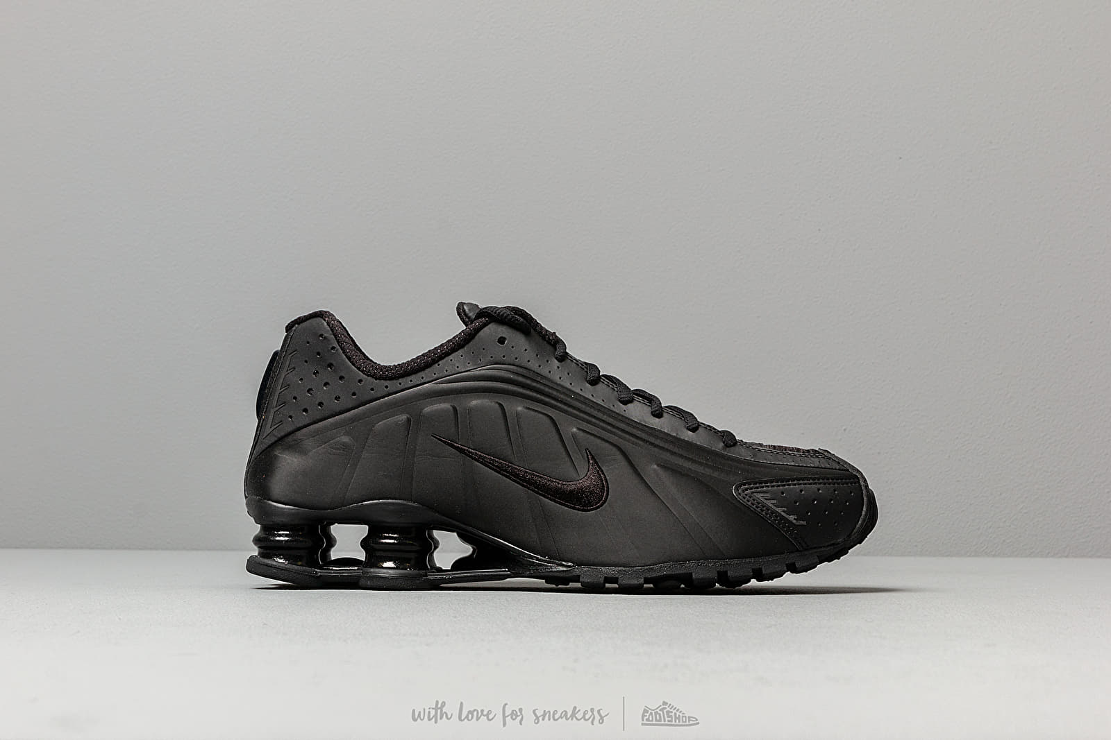 Mens nike shox r4 all black sales