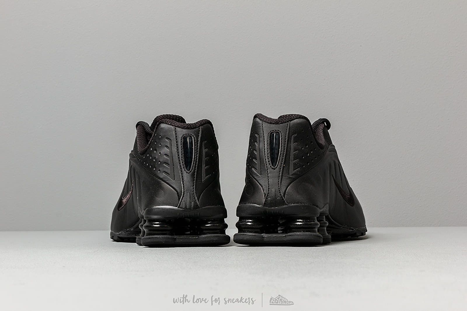 Men's shoes Nike Shox R4 Black/ Black-Black-White