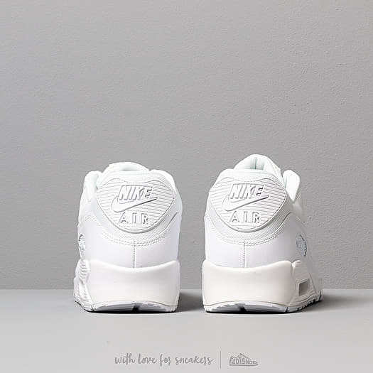 Nike 9 essential white on sale