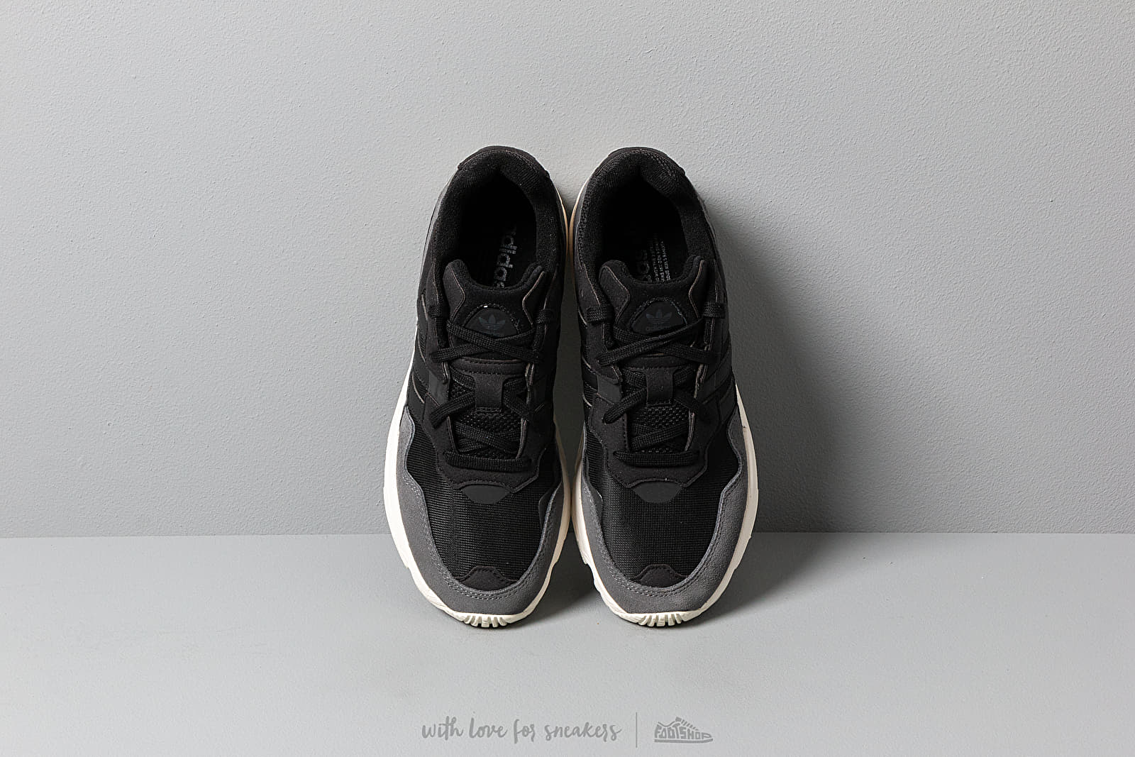Miesten kengät adidas Yung-96 Core Black/ Core Black/ Off White