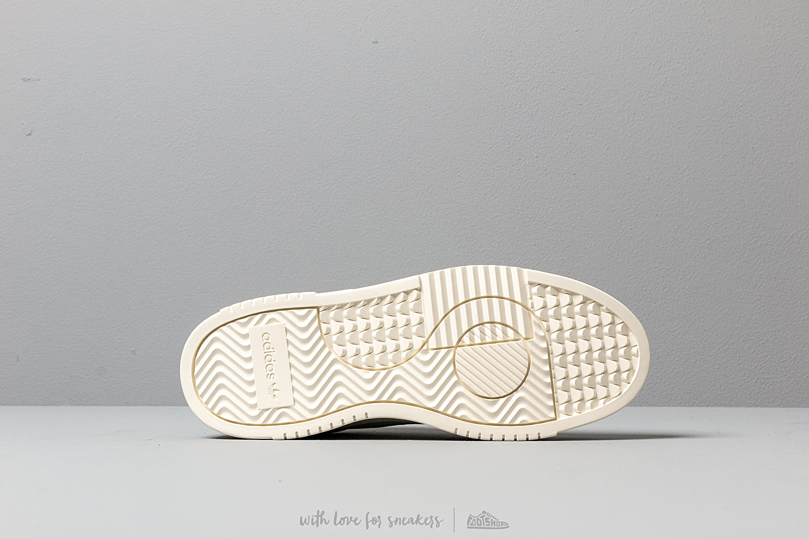 Adidas supercourt vs 'air sale force 1