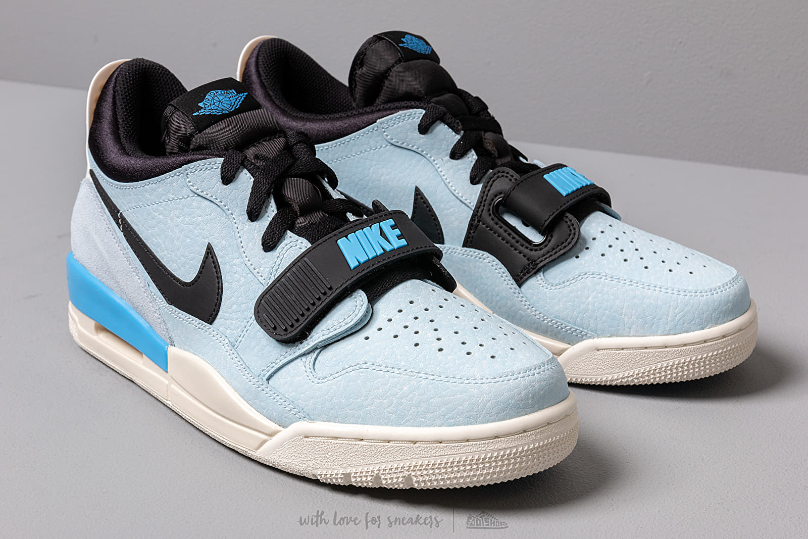 Jordan legacy 312 clearance low pale blue