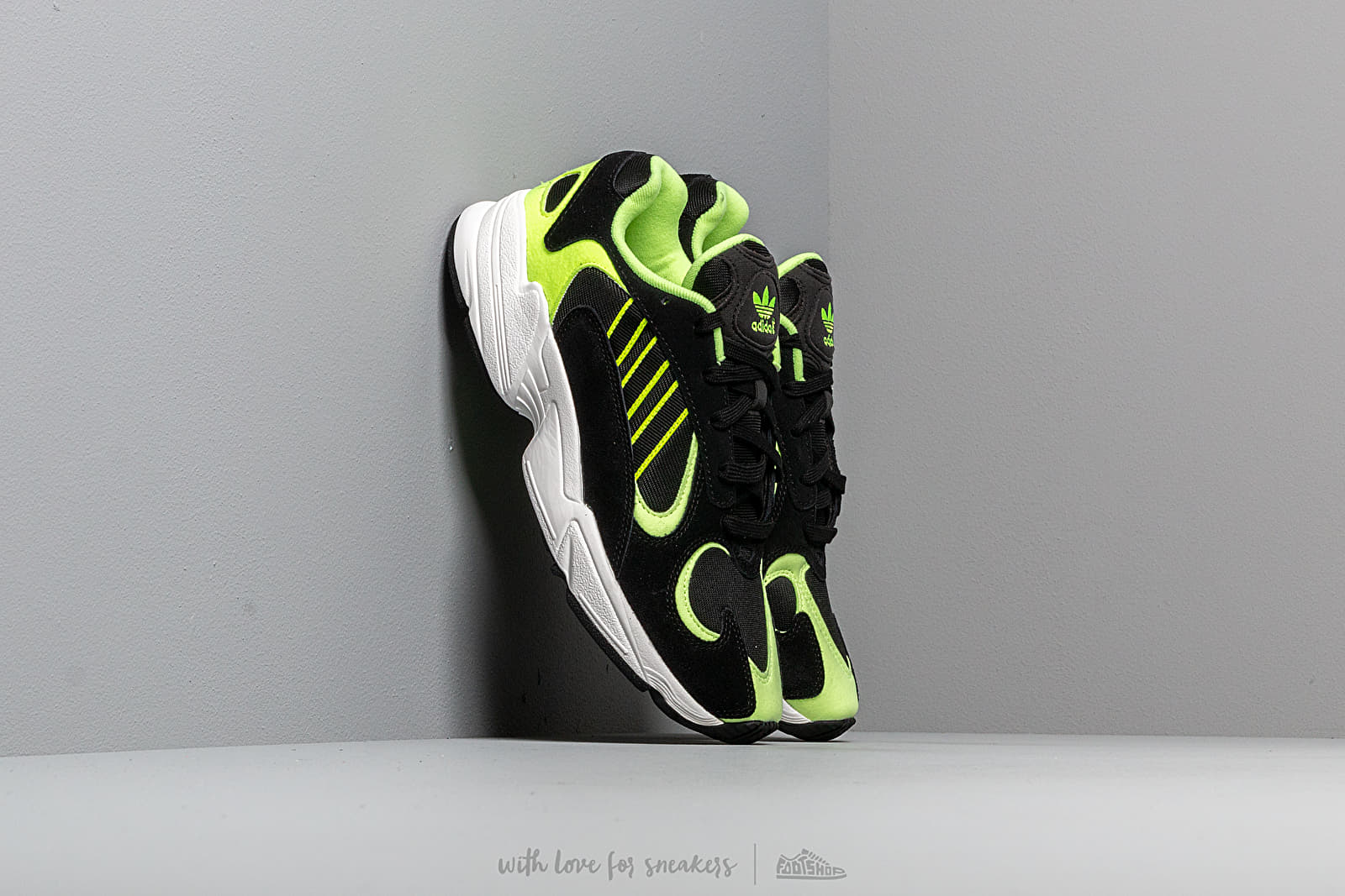 Zapatillas Hombre adidas Yung-1 Core Black/ Core Black/ Hi-Res Yellow