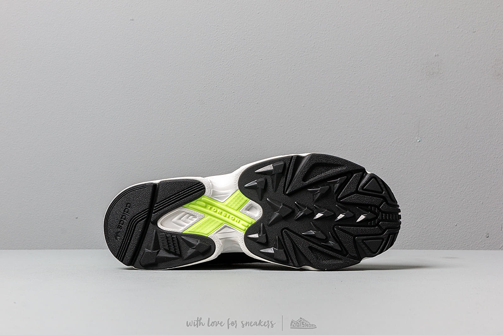 Zapatillas Hombre adidas Yung-1 Core Black/ Core Black/ Hi-Res Yellow