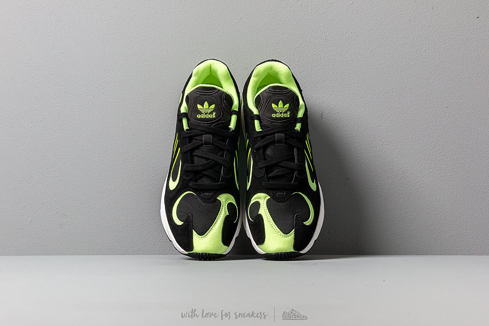 Zapatillas Hombre adidas Yung-1 Core Black/ Core Black/ Hi-Res Yellow