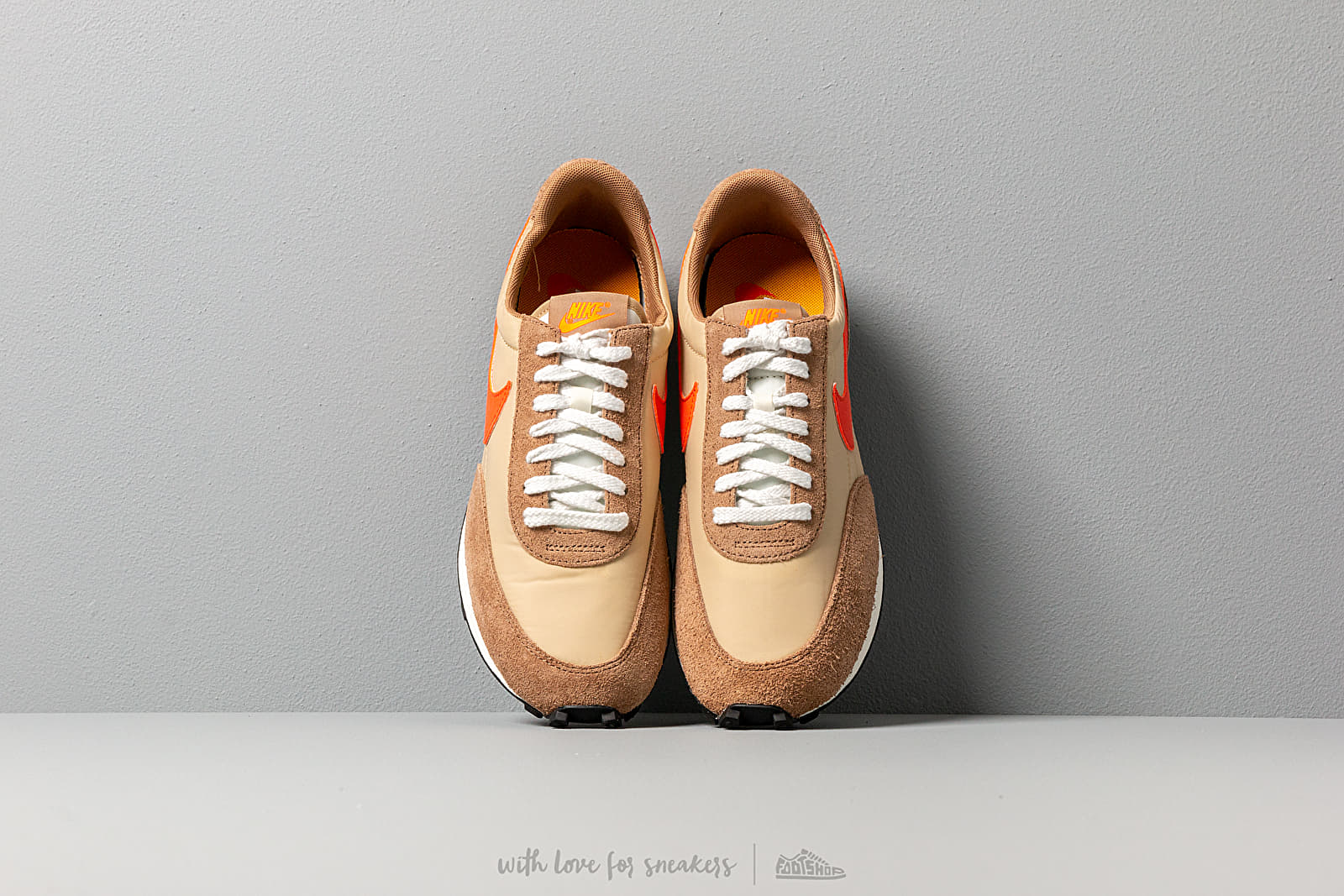 Nike daybreak vegas gold & hotsell college orange