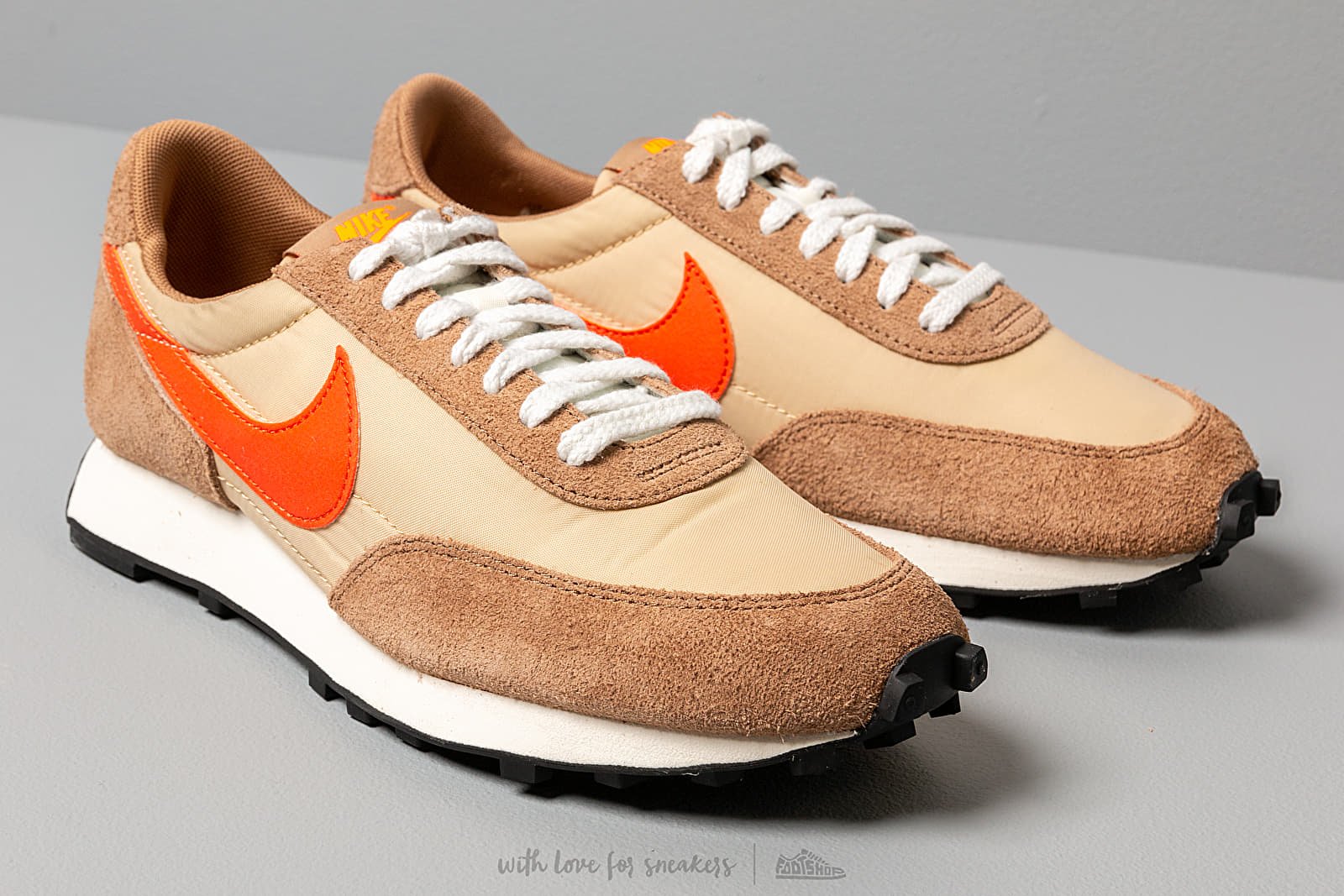 Nike daybreak vegas gold & shop college orange