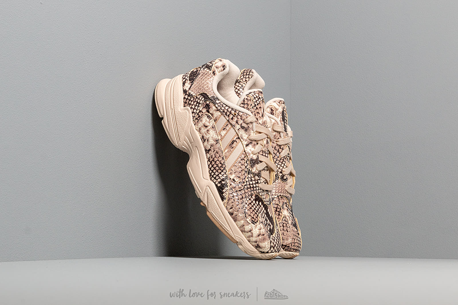 Férfi cipők adidas YUNG-1 Ftwr White/ Linen/ St Pale Nude