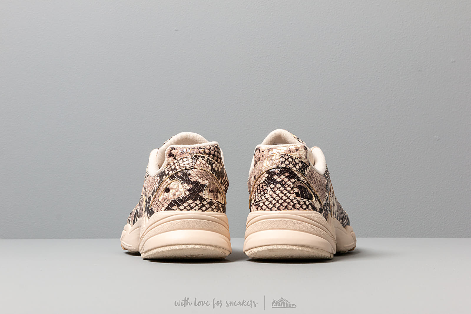 Scarpe uomo adidas YUNG-1 Ftwr White/ Linen/ St Pale Nude