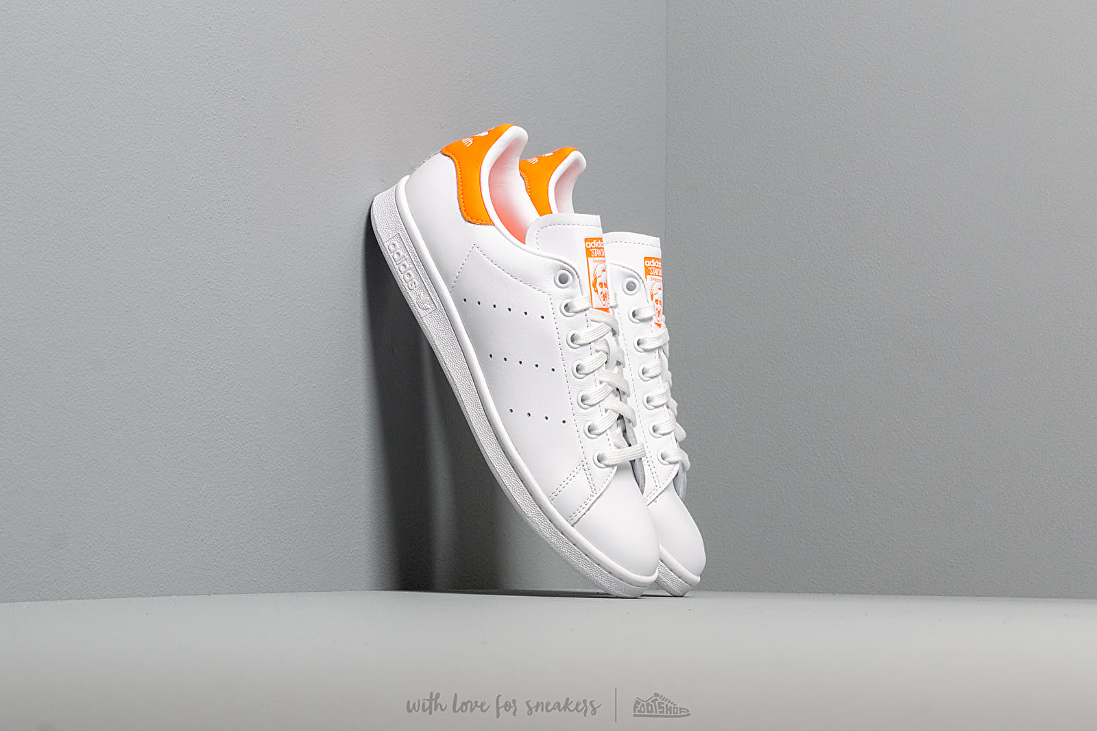 Stan smith orange et deals blanche