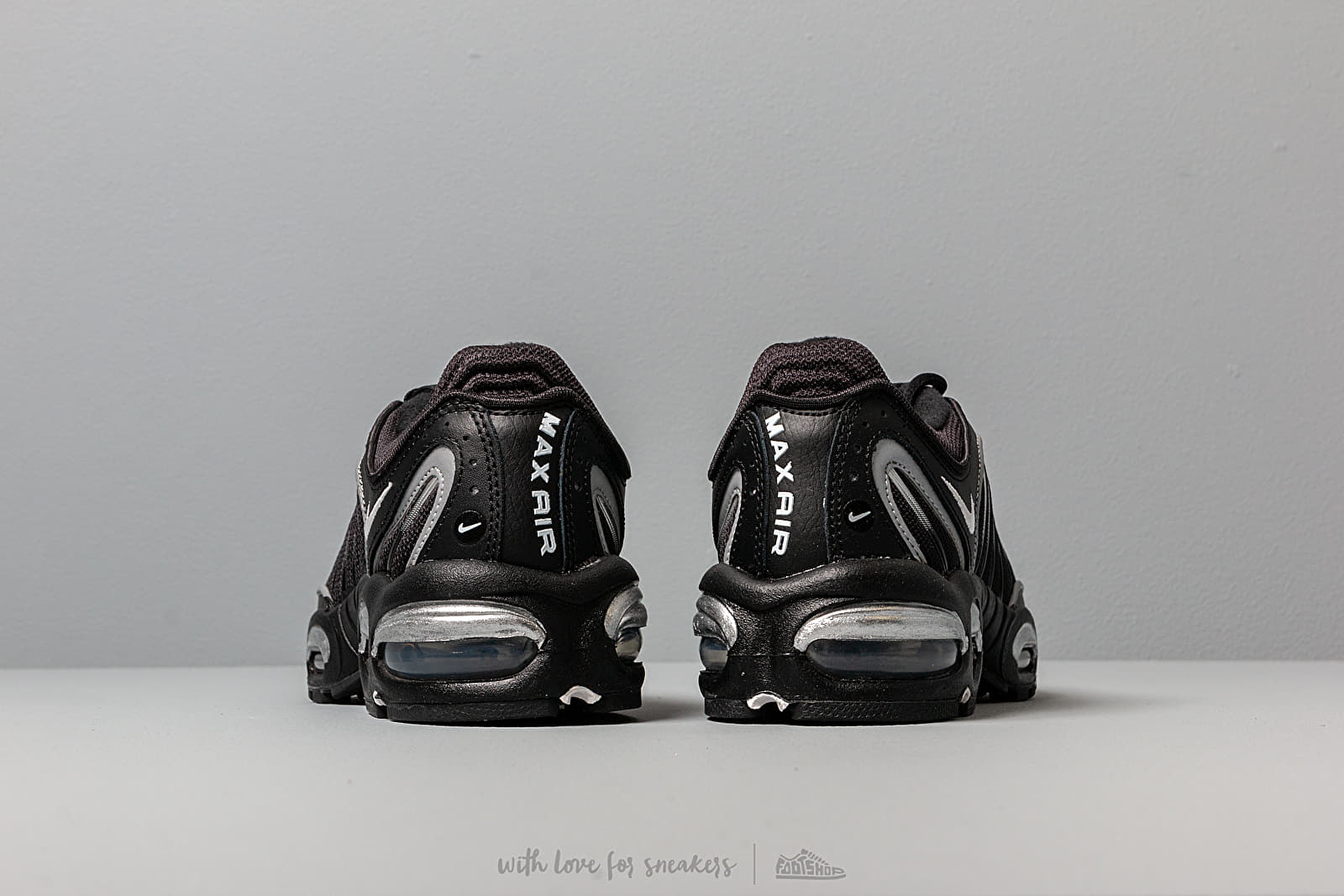Nike air max tailwind iv black silver discount