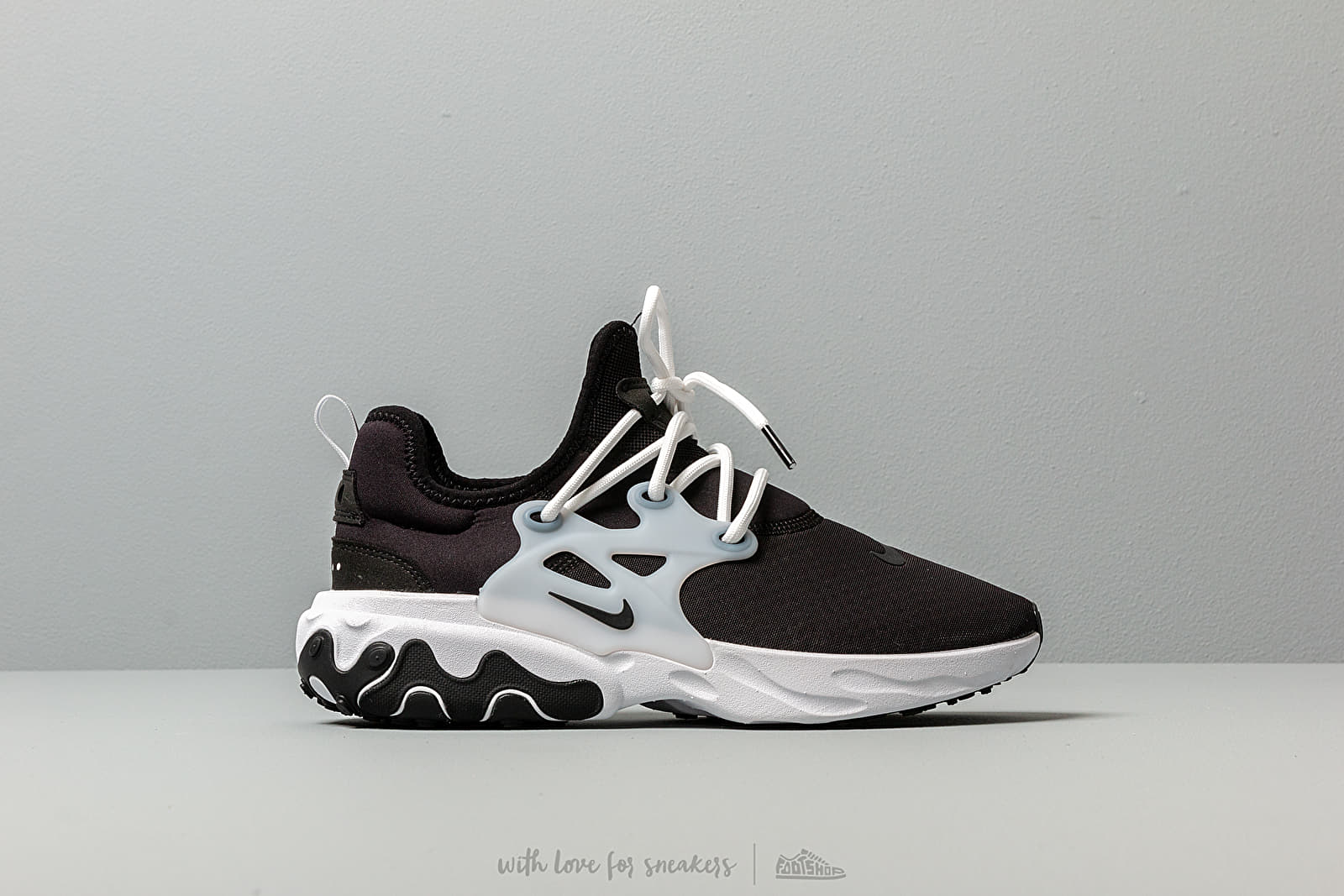Presto react shop black and white
