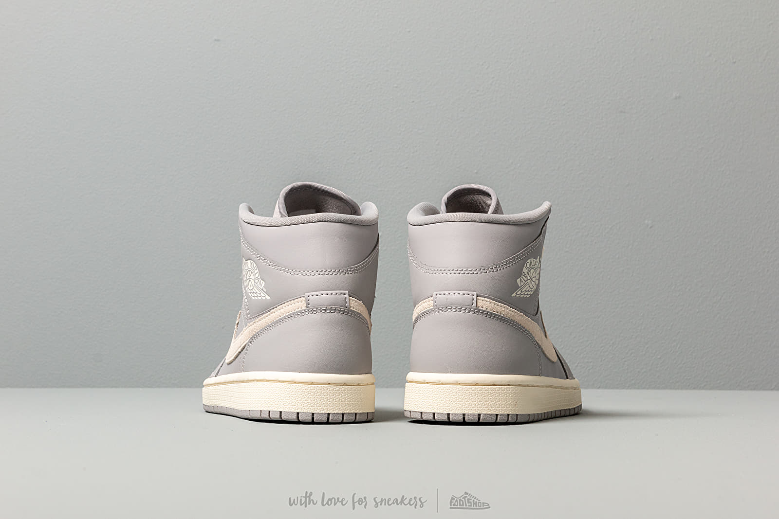 Zapatillas mujer Air Jordan WMNS 1 Mid Atmosphere Grey/ Pale Ivory