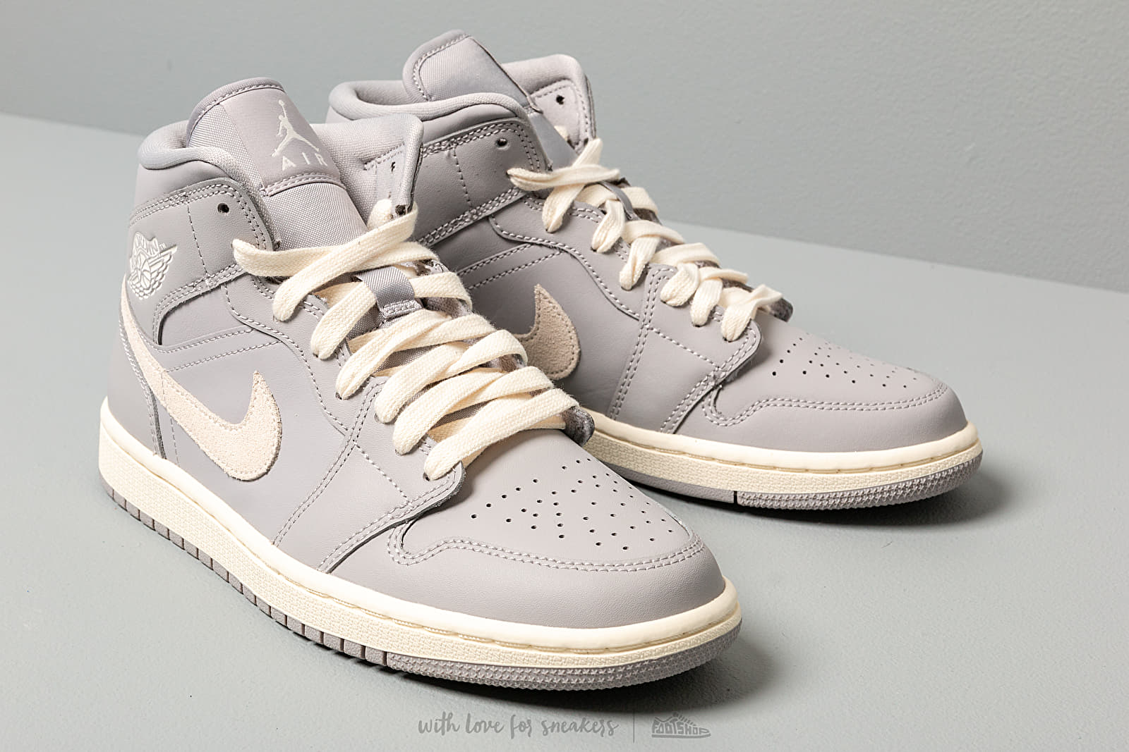 Zapatillas mujer Air Jordan WMNS 1 Mid Atmosphere Grey/ Pale Ivory