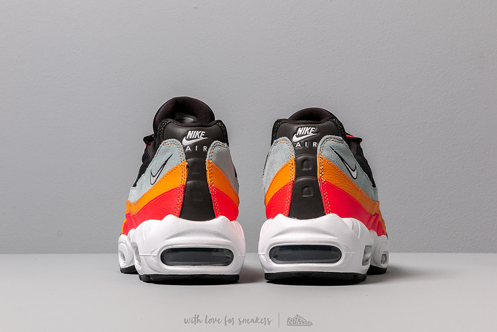 Nike air max 95 essential trainer black / white / ocean cube top