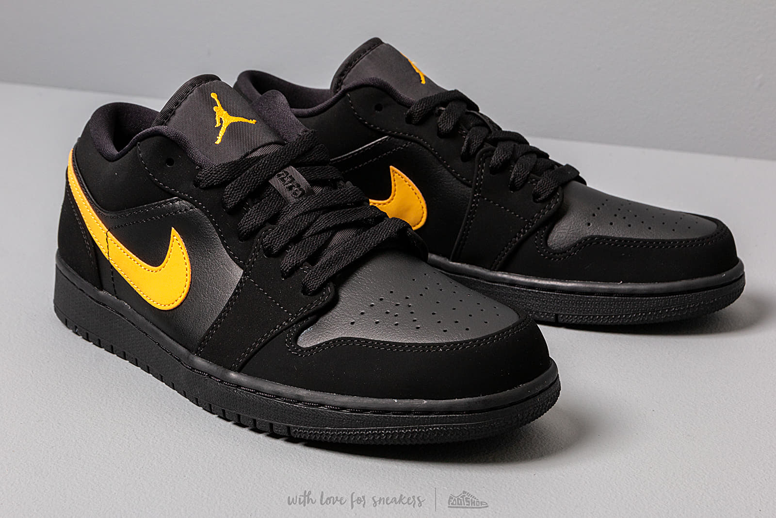 Air jordan 1 low black gold sales