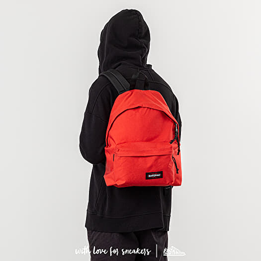 Eastpak teasing red top