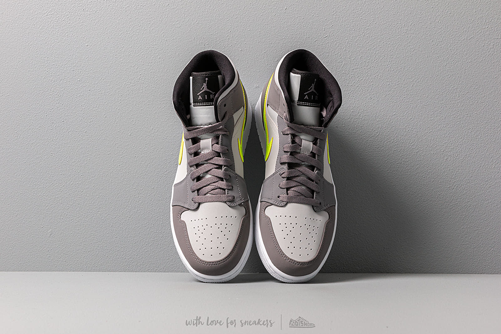 Men s shoes Air Jordan 1 Mid Gunsmoke Volt Neutral Grey White Footshop