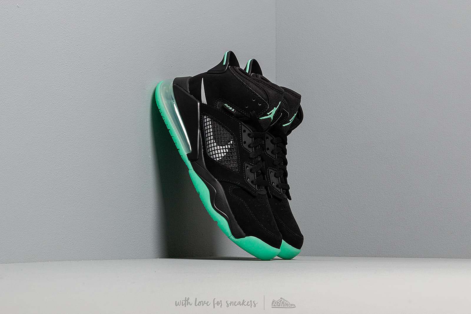 Încălțăminte și sneakerși pentru bărbați Jordan Mars 270 Black/ Reflect Silver-Green Glow
